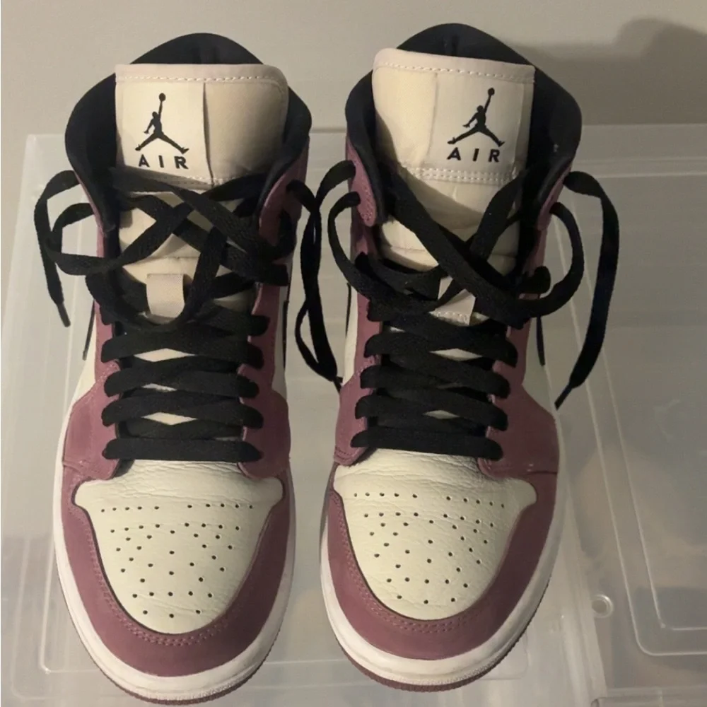 Jordan 1 Mid SE in ‘BERRY PINK’ - Picture 2 of 5